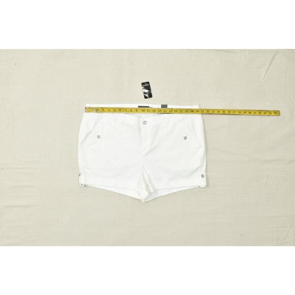 Torrid Women's Plus Size 22 White FeelTheFit Stretch Cuffed Chino Shorts NEW - Picture 3 of 8